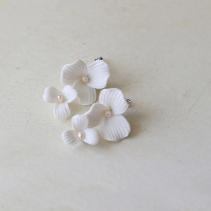 white-flowers-earrings